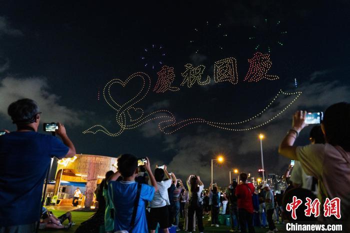 國(guo)慶前(qian)夕香港夜空無人(ren)機(jī)表演助興